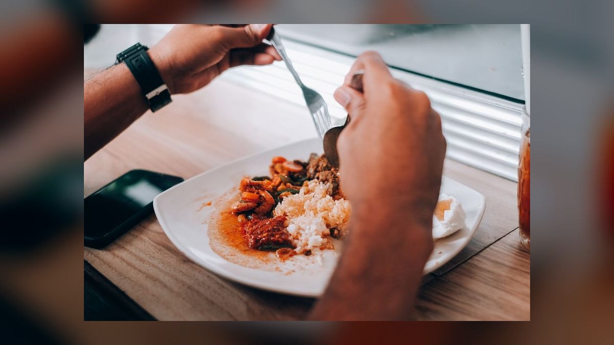 What is the average cost of a meal at a top restaurant in 2027 — figure 7