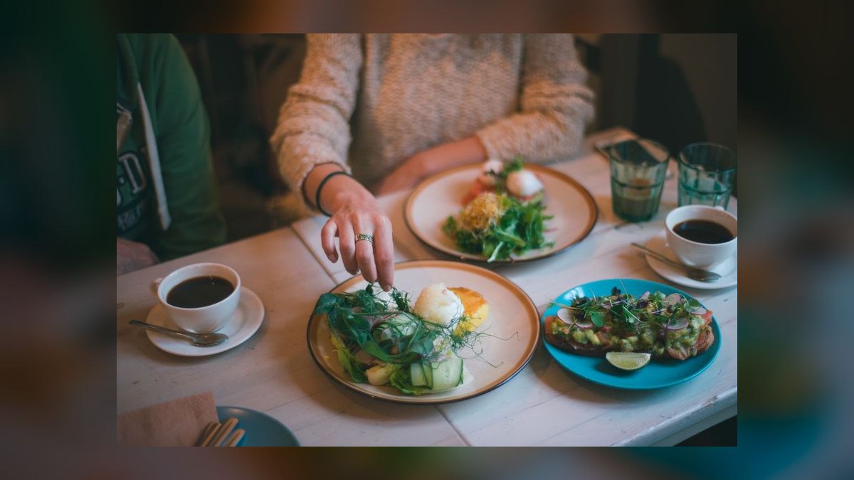 What is the average cost of a meal at a top restaurant in 2027 — figure 8