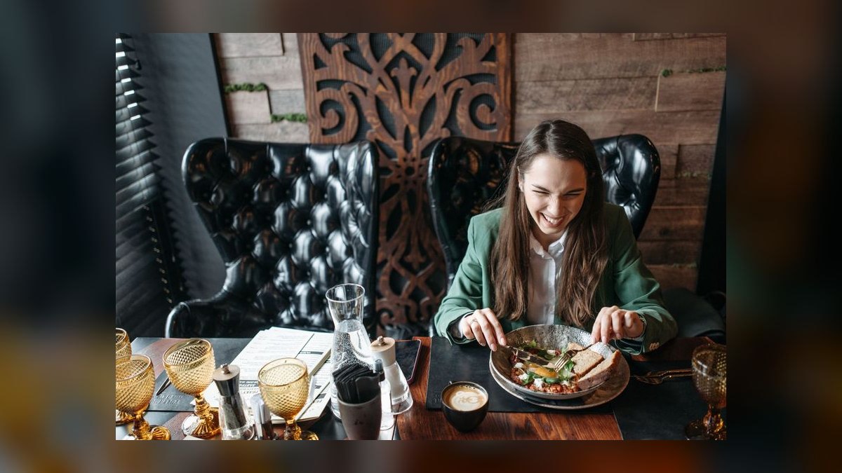 What is the average cost of a meal at a top restaurant in 2027 — figure 9