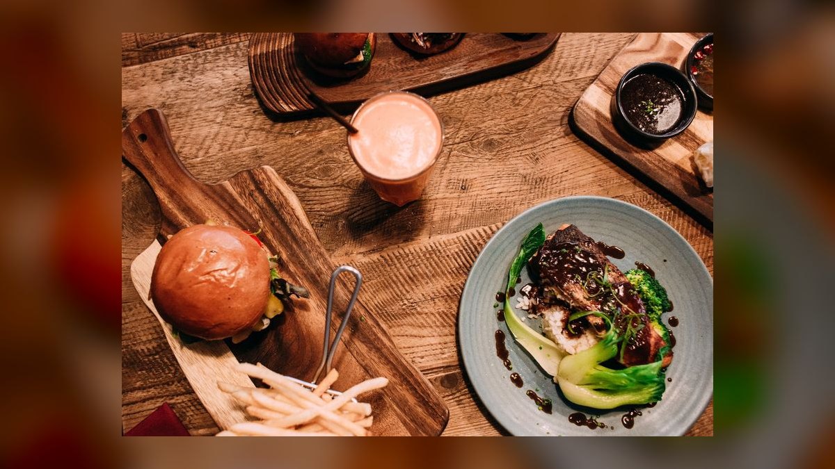 How much does a meal at a top-rated restaurant cost in 2027 — figure 10