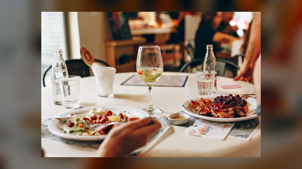 How to save money on dining out in 2027 — figure 8