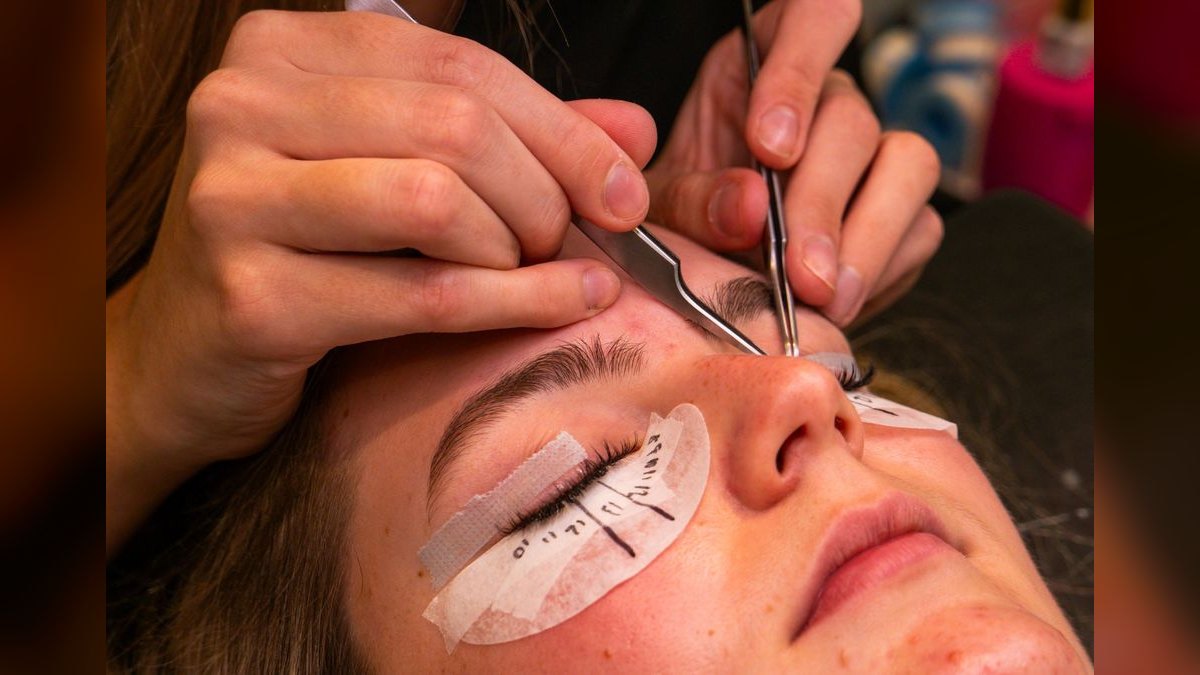 Should I open or buy a The Lash Lounge franchise in 2027 — figure 3