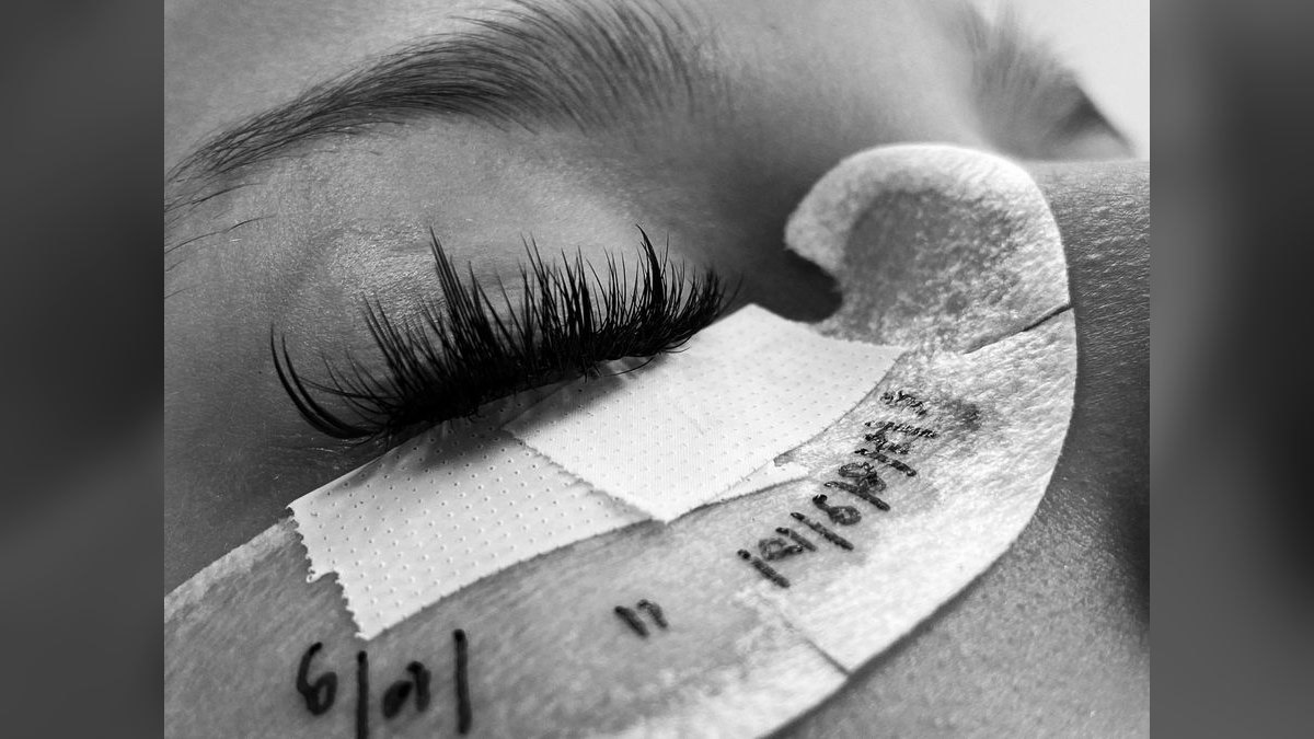 Should I open or buy a The Lash Lounge franchise in 2027?