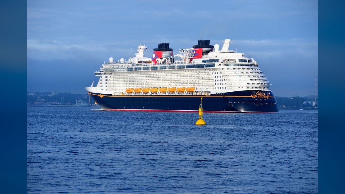 Should I open or buy a Cruise Holidays franchise in 2027 — figure 1