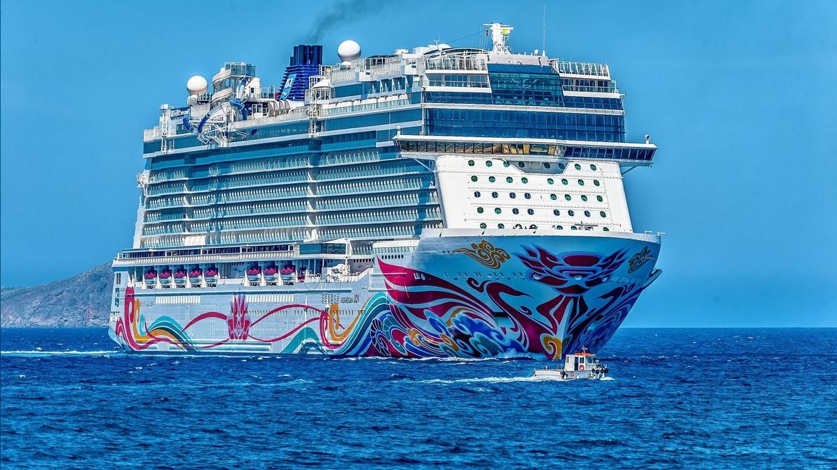 Should I open or buy a Cruise Holidays franchise in 2027 — figure 4