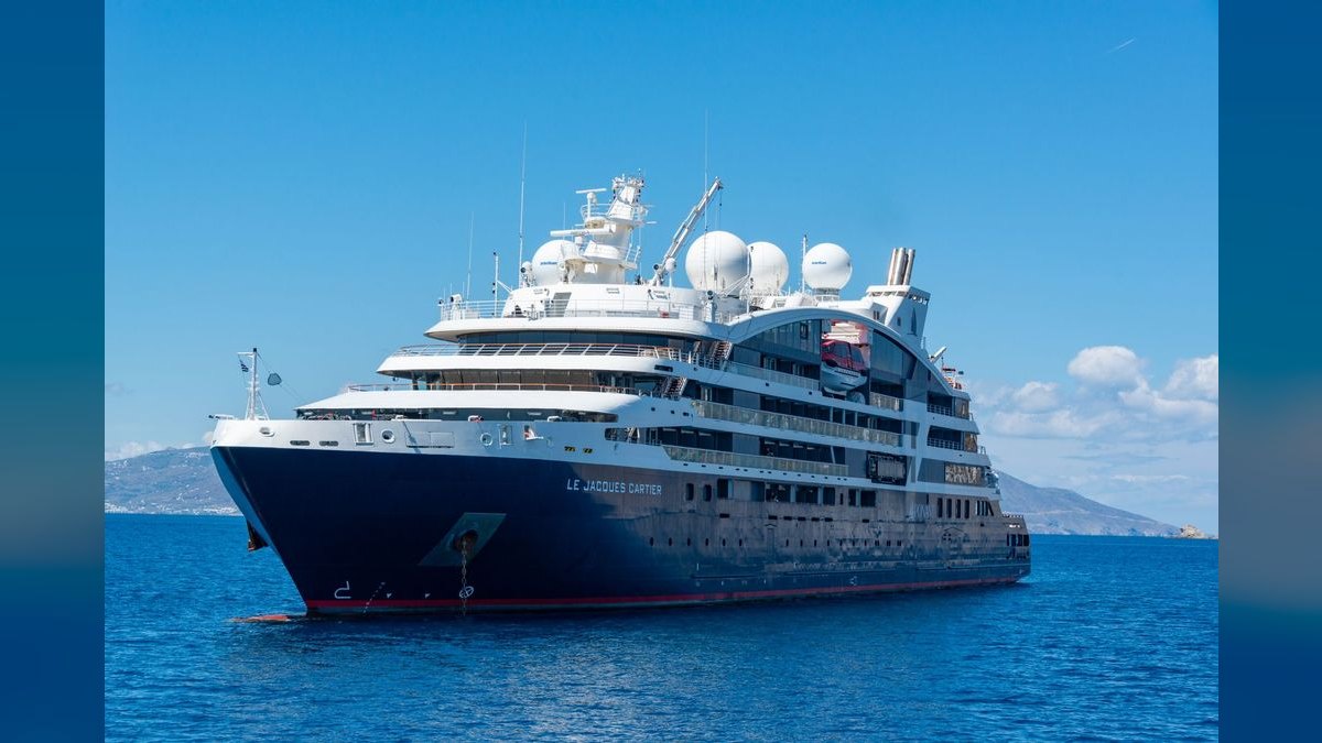 Should I open or buy a Cruise Holidays franchise in 2027?