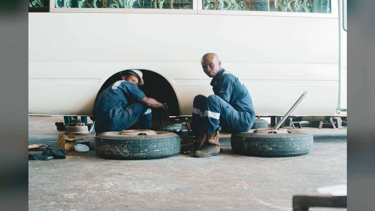What Service Fees Should a Mobile Mechanic Charge?