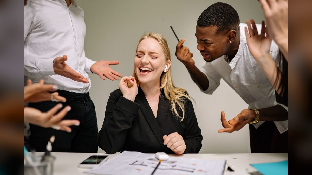 How Many Employees Should I Schedule Each Shift at My Smoke and Vape Shop?