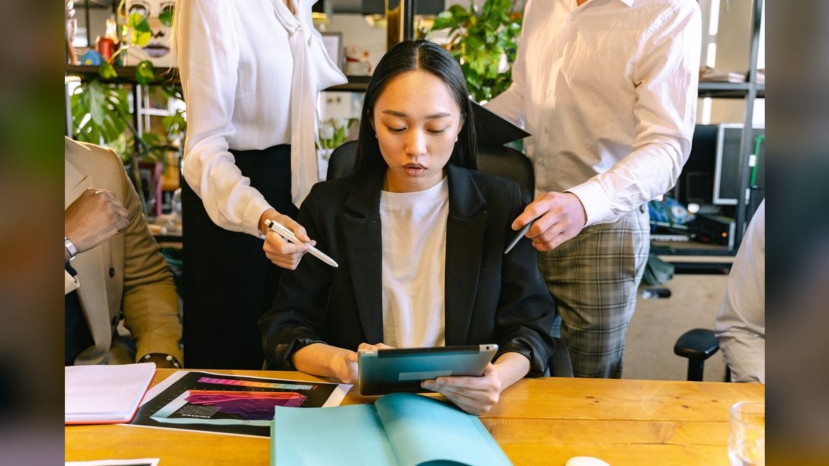 How Many Employees Should I Schedule Each Day at My Grocery Store?