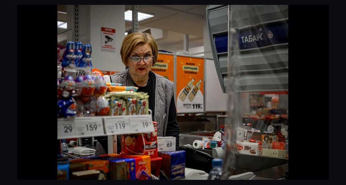 How Many Cashiers Should I Schedule Each Shift at My Convenience Store Chain in 2027?