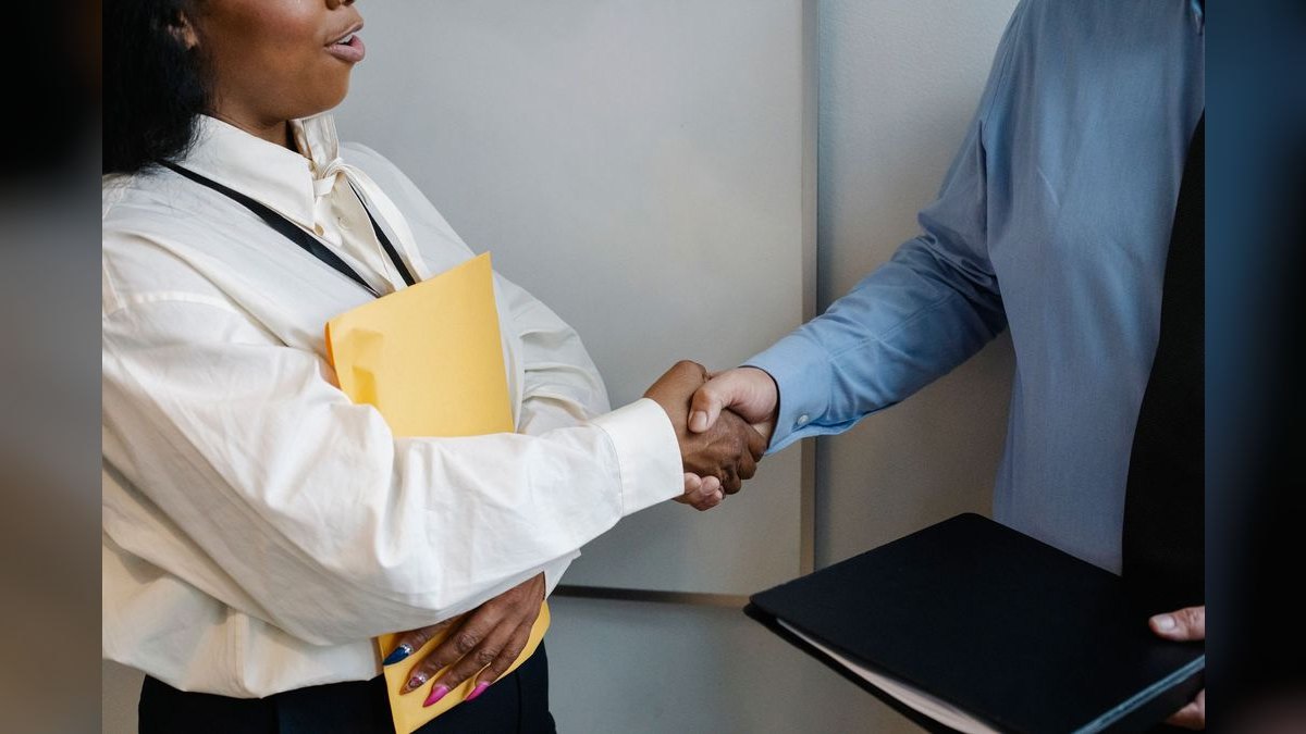 How Many Associates Should I Schedule Each Day at My Hardware Store?