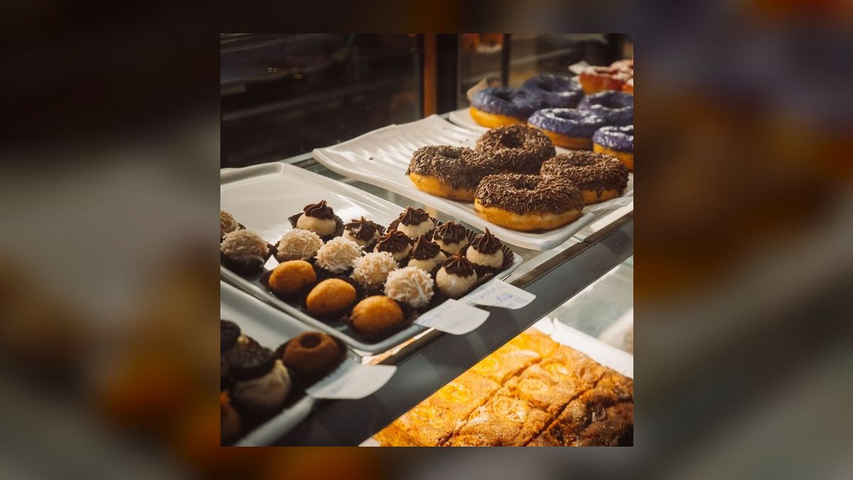 Should I outsource my payroll or keep it in-house for my coffee shop in 2027 — figure 8