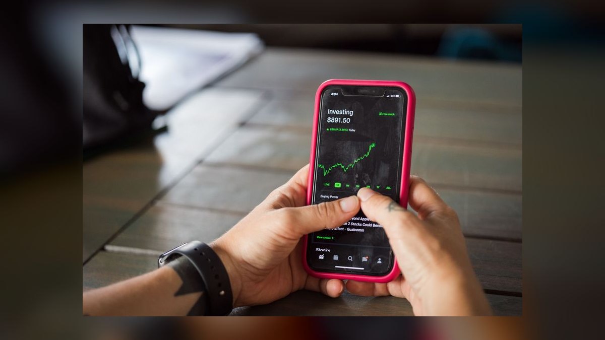 What is the average price of wireless charging in 2027 — figure 7