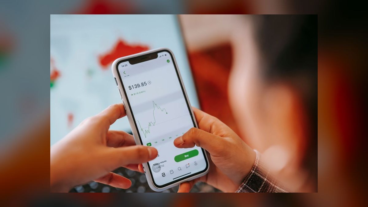 What is the average price of wireless charging in 2027 — figure 8