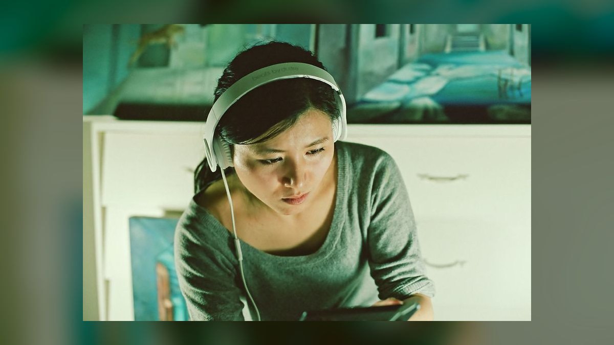 What are the cost differences between noise-cancelling earbuds and headphones in 2027 — figure 5