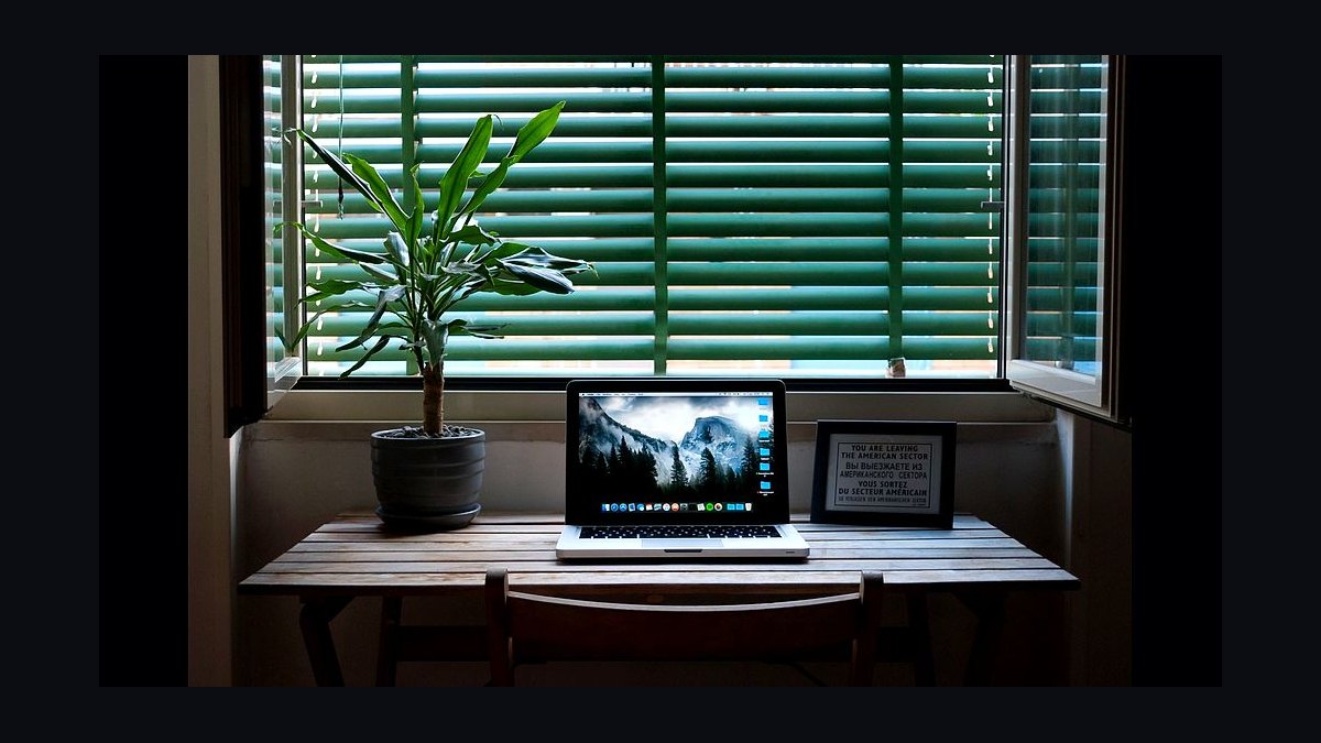 How do I choose the right desk setup for a small apartment home office in 2027?