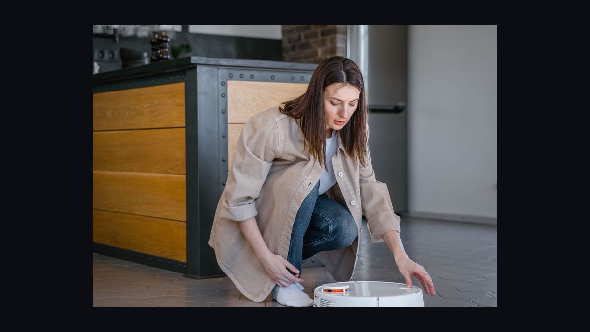 How long does a robot vacuum battery typically last before it needs replacing in 2027 — figure 1