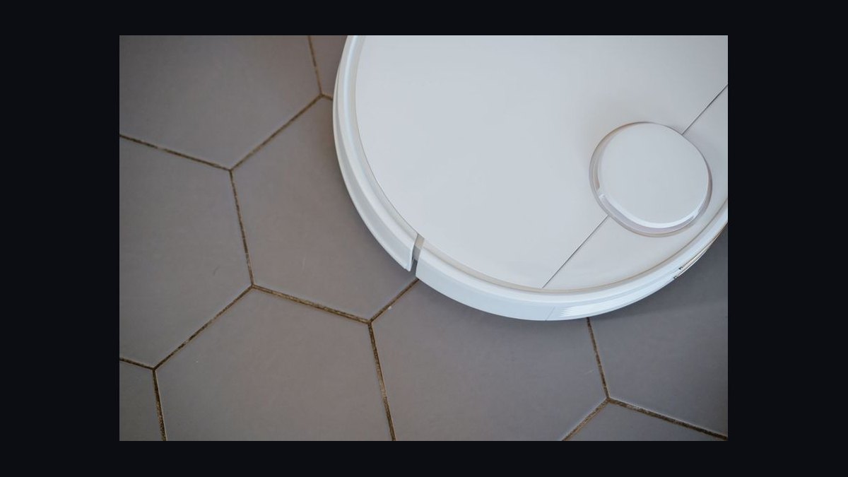 How long does a robot vacuum battery typically last before it needs replacing in 2027 — figure 7