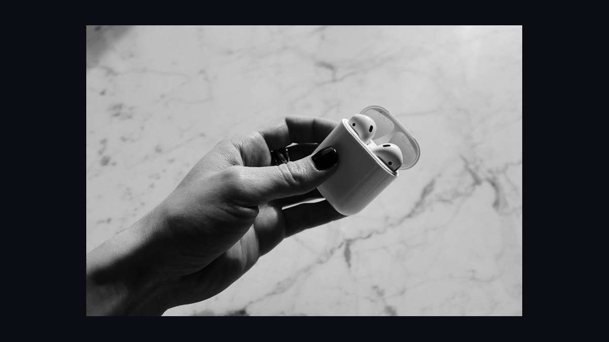 How many charge cycles can a wireless earbuds case actually survive before the battery degrades in 2027 — figure 7