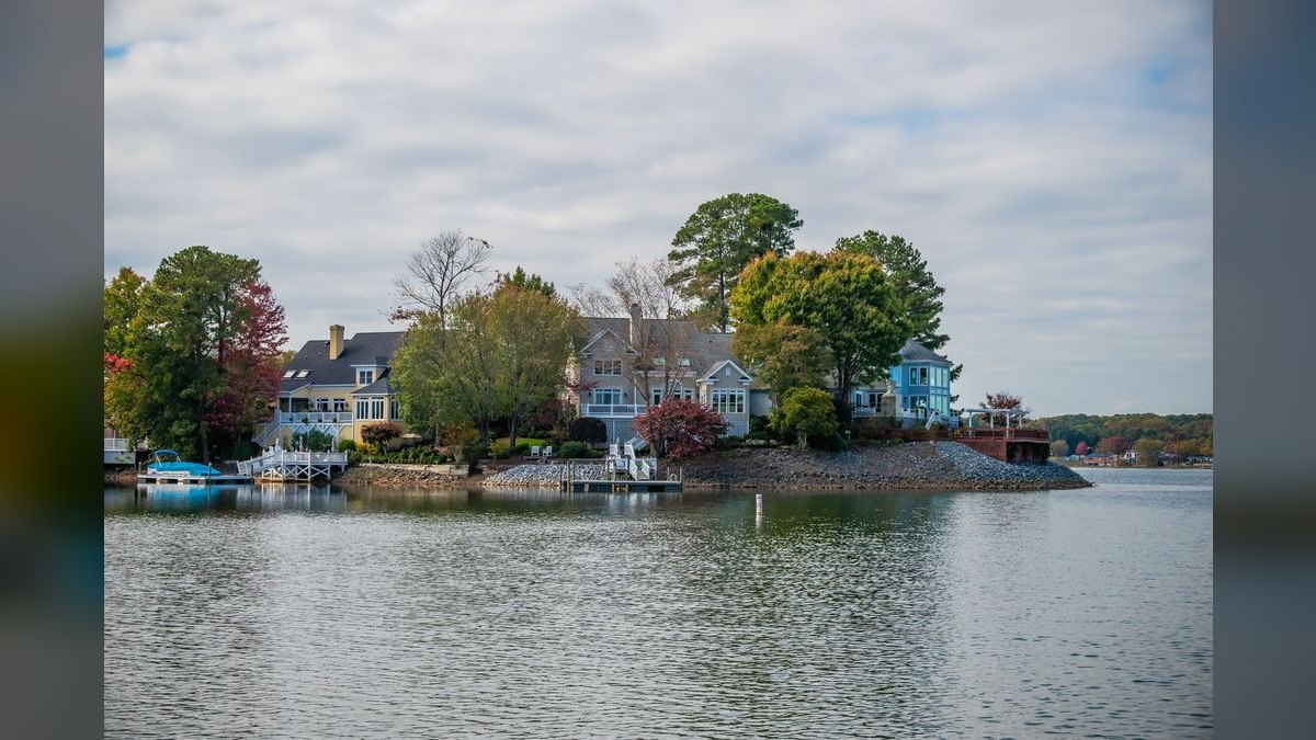 Top 10 Waterfront Estates in Charlotte — figure 1