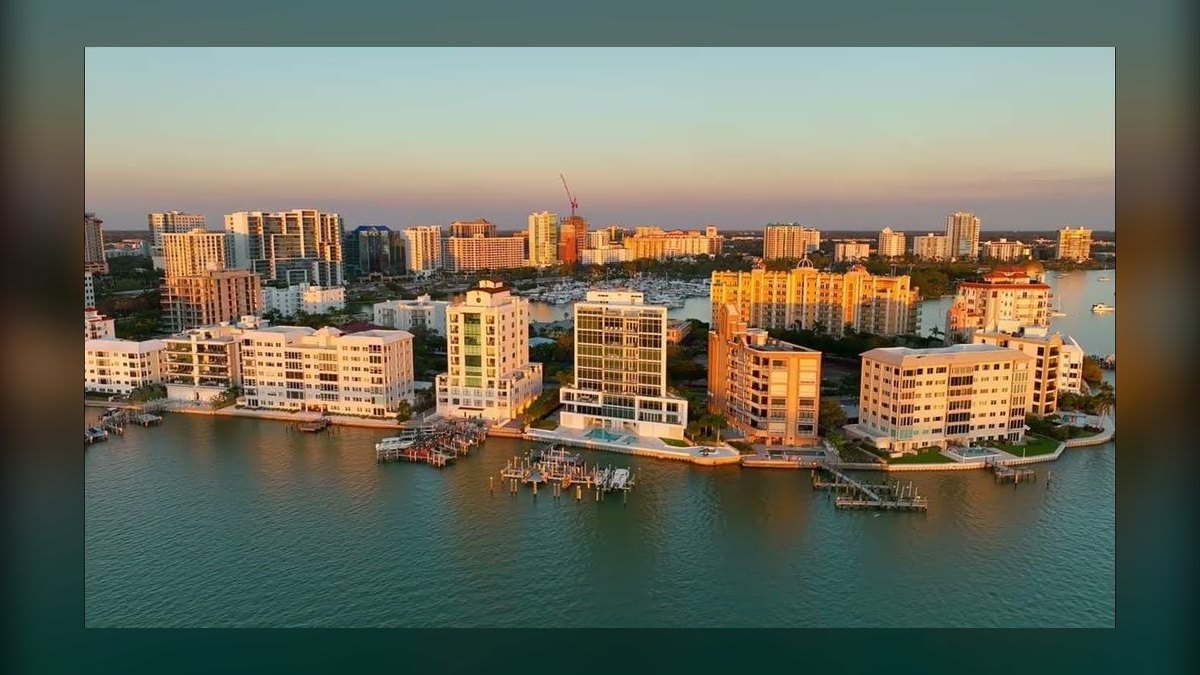 Top 10 Waterfront Estates in Florida vs. Top 10 Waterfront Estates in California in 2027 — figure 1