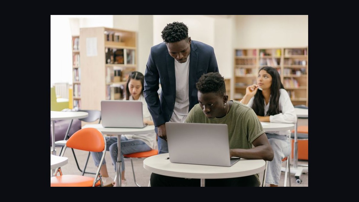 How do you assess the digital equity gaps in a 1:1 device program before expansion in 2027?