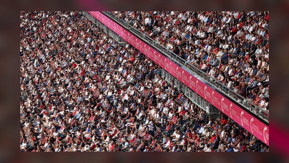 How many people attend the 10 largest music festivals in the world in 2027?