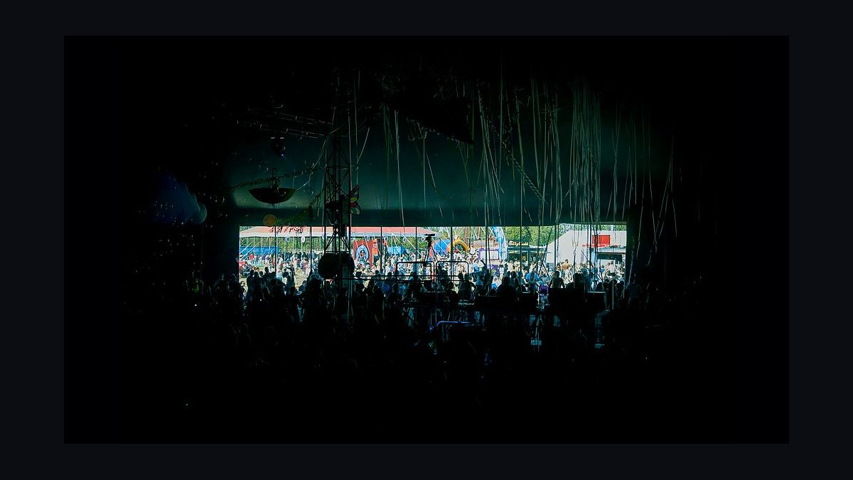How many people attend the 10 largest music festivals in the world in 2027?