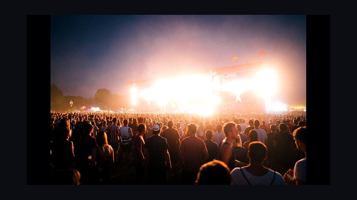 How long do the 10 largest music festivals in the world last in 2027?
