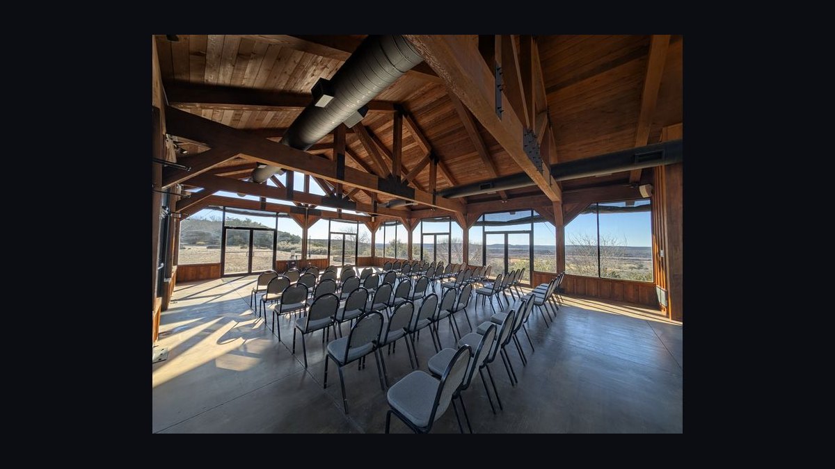 How many attendees can the 10 largest corporate retreat venues in the U.S. host in 2027?