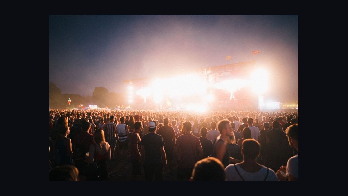 How many portable restrooms do the 10 largest music festivals in the world provide in 2027 — figure 1