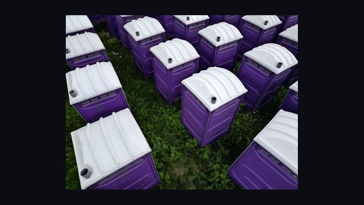 How many portable restrooms do the 10 largest music festivals in the world provide in 2027 — figure 8