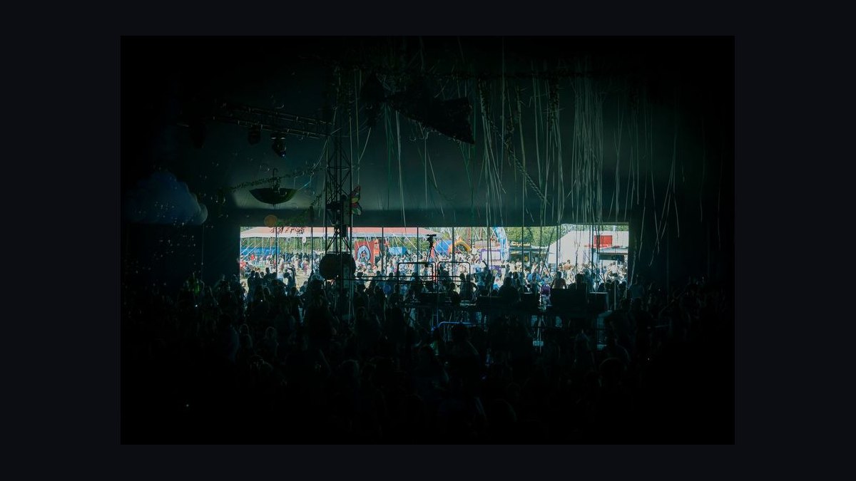 How many portable restrooms do the 10 largest music festivals in the world provide in 2027?