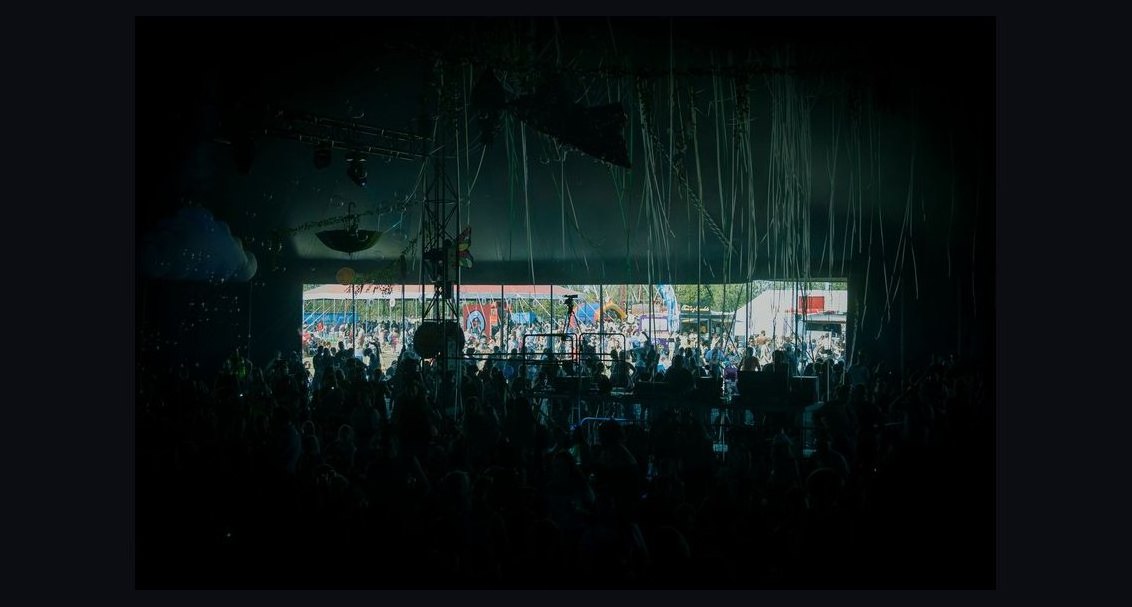 How many portable restrooms do the 10 largest music festivals in the world provide in 2027?