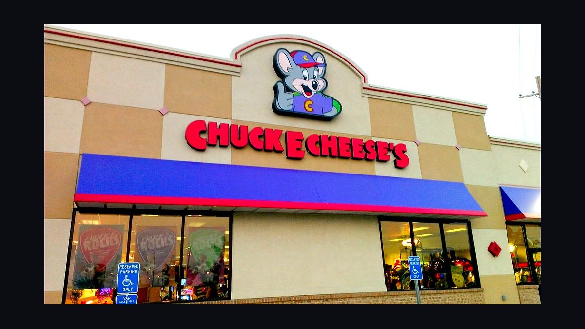 Should I open or buy a Chuck E Cheese franchise in 2027?
