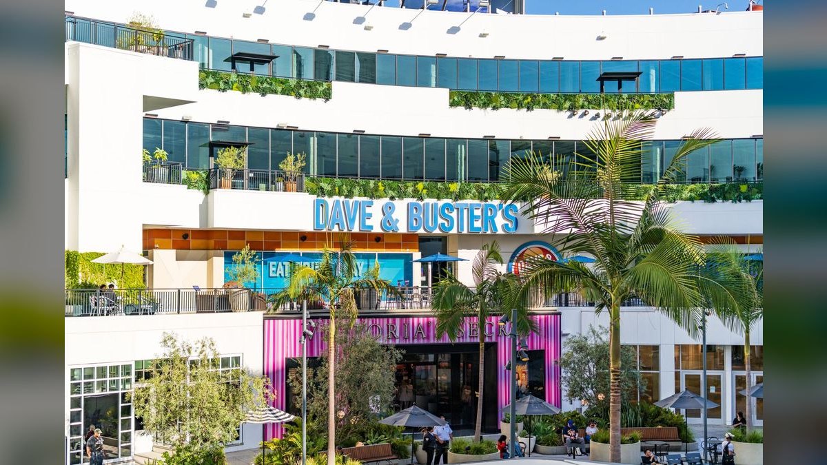 Should I open or buy a Dave & Buster's franchise in 2027?