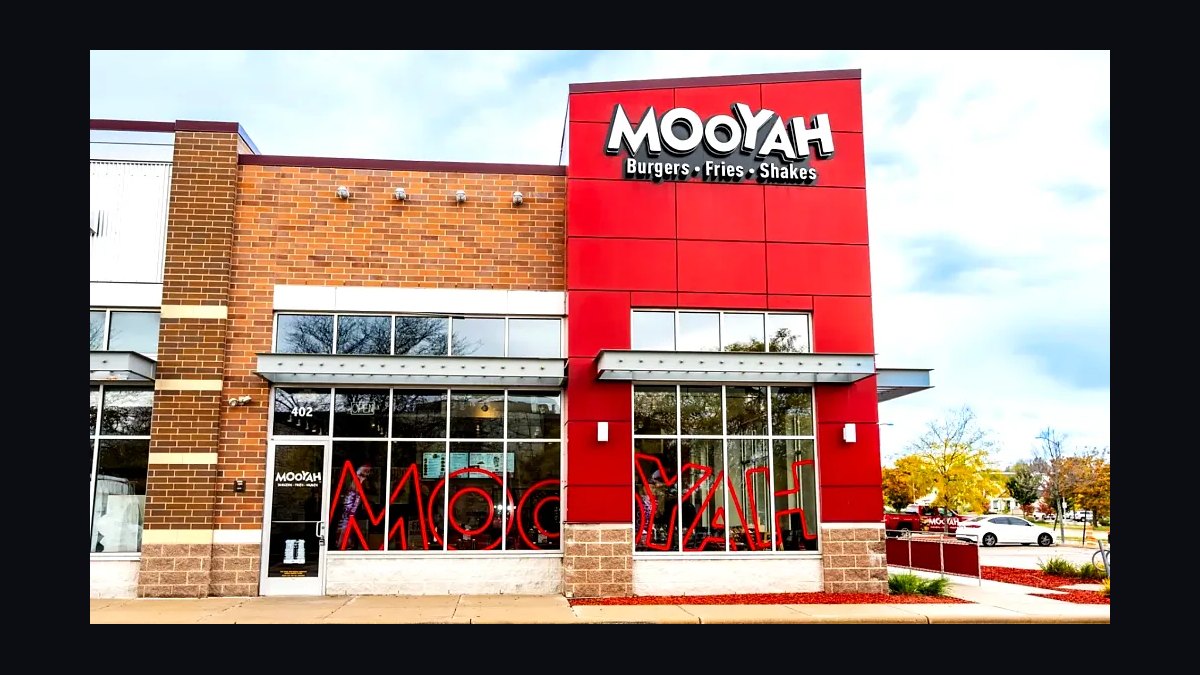Should I open or buy a Mooyah franchise in 2027?