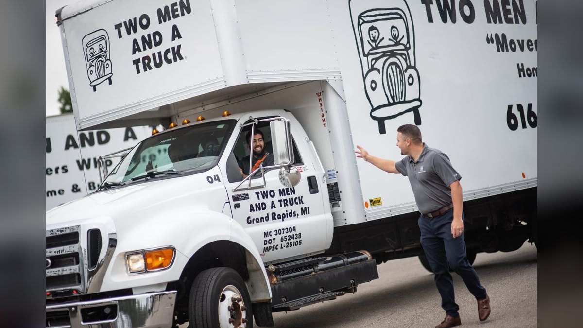 Should I open or buy a Two Men and a Truck franchise in 2027 — figure 1