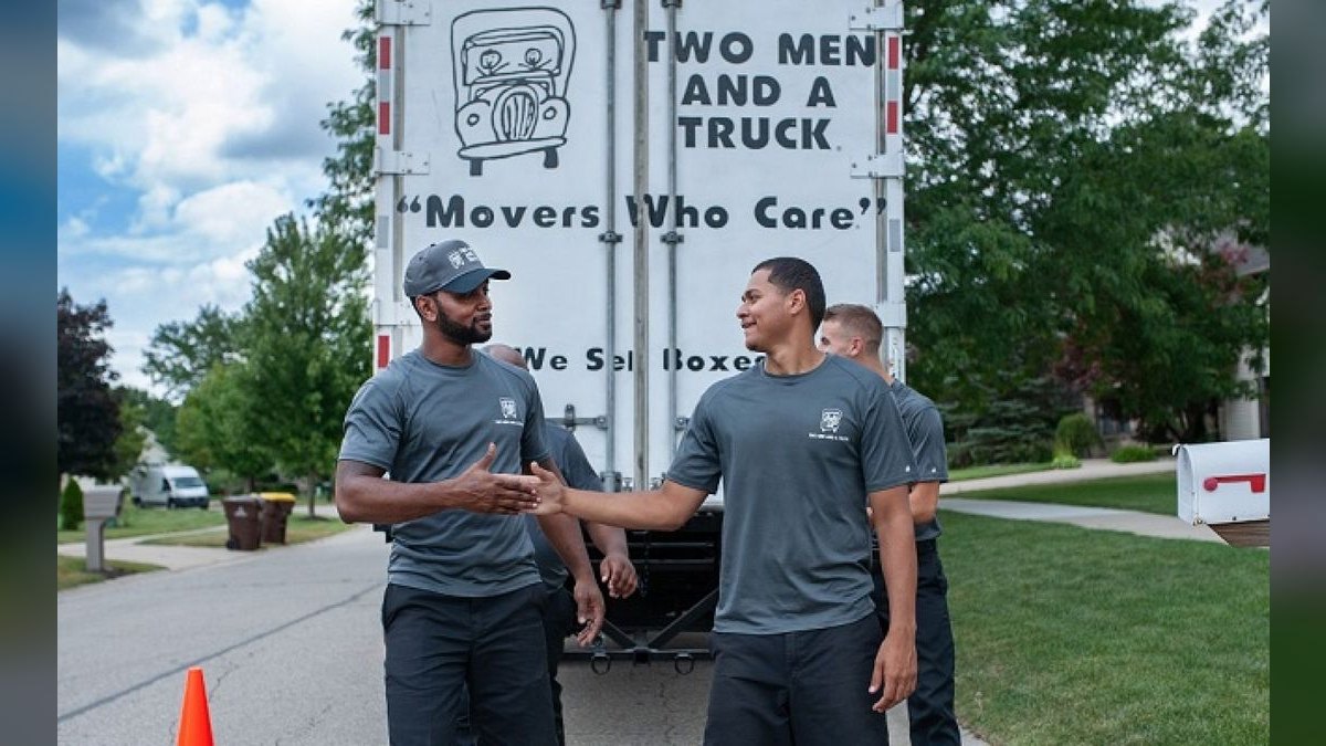 Should I open or buy a Two Men and a Truck franchise in 2027?