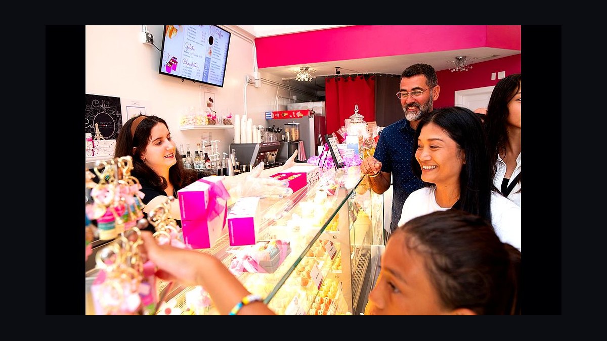 Should I open or buy a Le Macaron French Pastries franchise in 2027 — figure 1