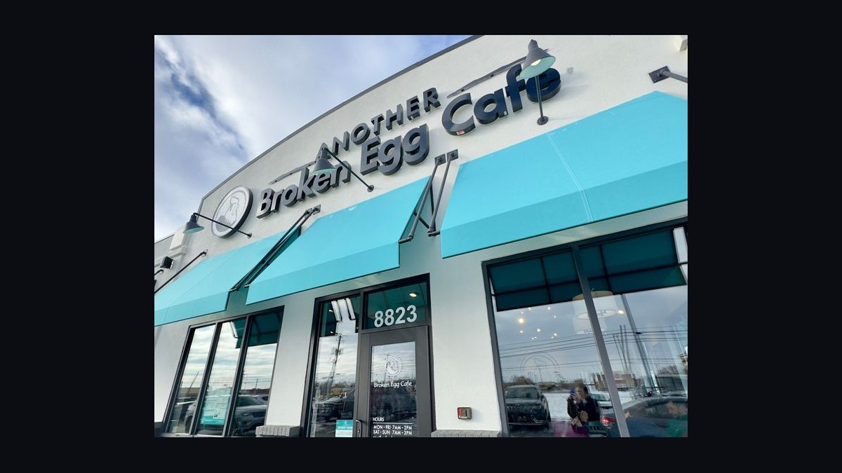 Should I open or buy an Another Broken Egg Cafe franchise in 2027 — figure 2