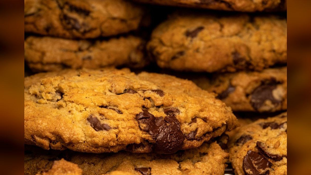 Should I open or buy a Cookies Crumbl alternative — Insomnia Cookies — franchise in 2027?