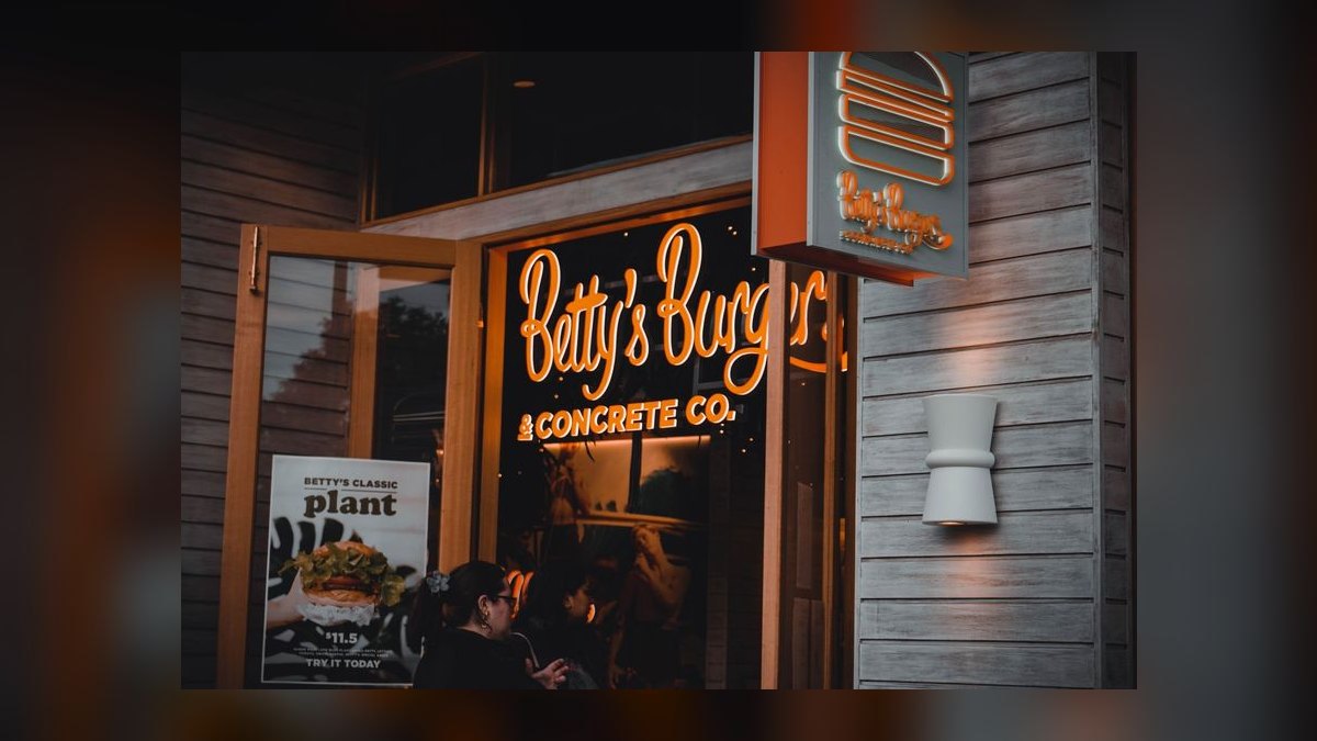 Should I open or buy a Mo' Bettahs Hawaiian Style Food franchise in 2027 — figure 4