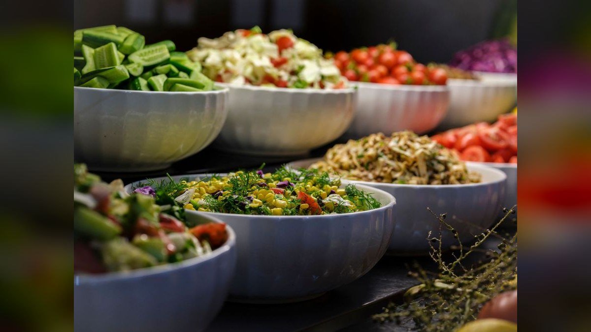 Should I open or buy a Salata Salad Kitchen franchise in 2027?
