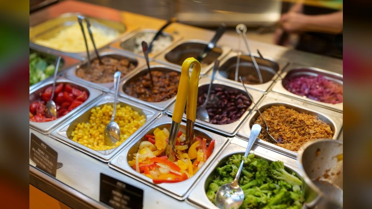 Should I open or buy a Saladworks franchise in 2027?
