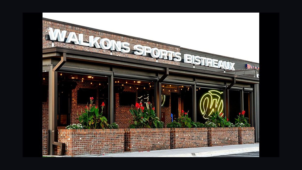 Should I open or buy a Walk-On's Sports Bistreaux franchise in 2027 — figure 1