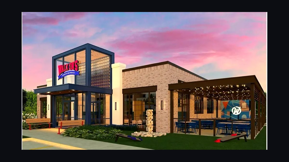 Should I open or buy a Walk-On's Sports Bistreaux franchise in 2027?