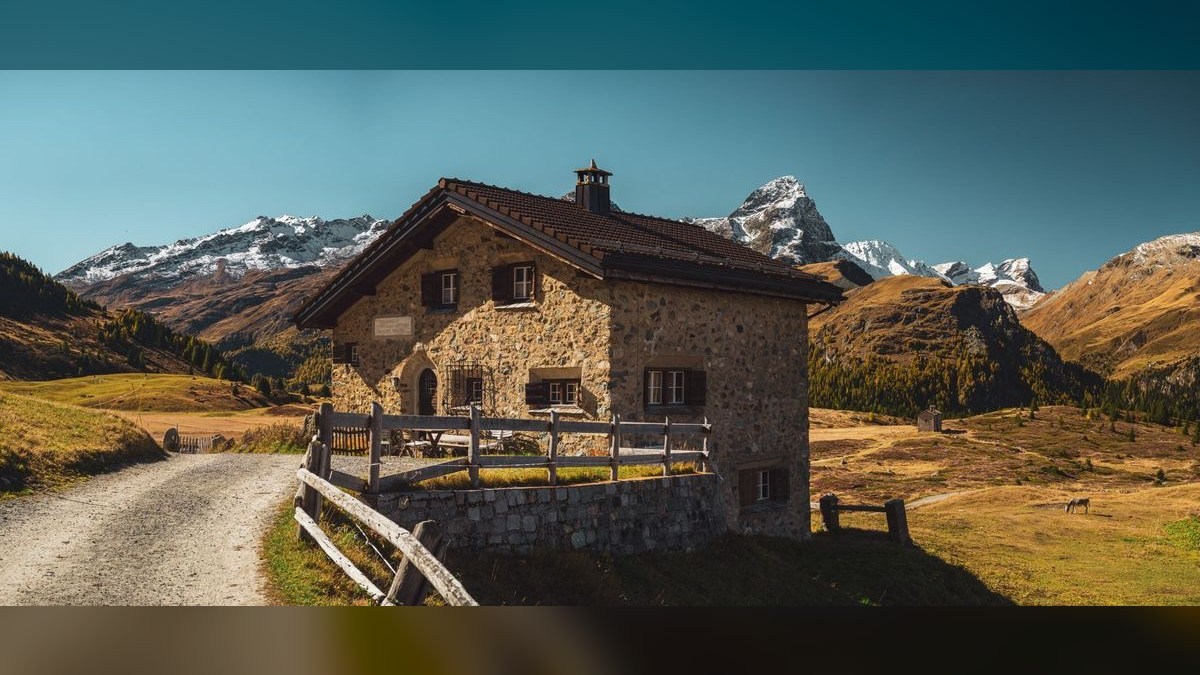 Should I open or buy a Swiss Chalet franchise in 2027?