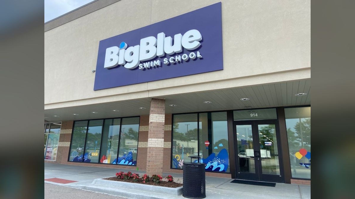 Should I open or buy a Big Blue Swim School franchise in 2027 — figure 1