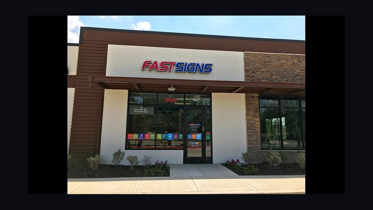 Should I open or buy a FASTSIGNS franchise in 2027 — figure 1